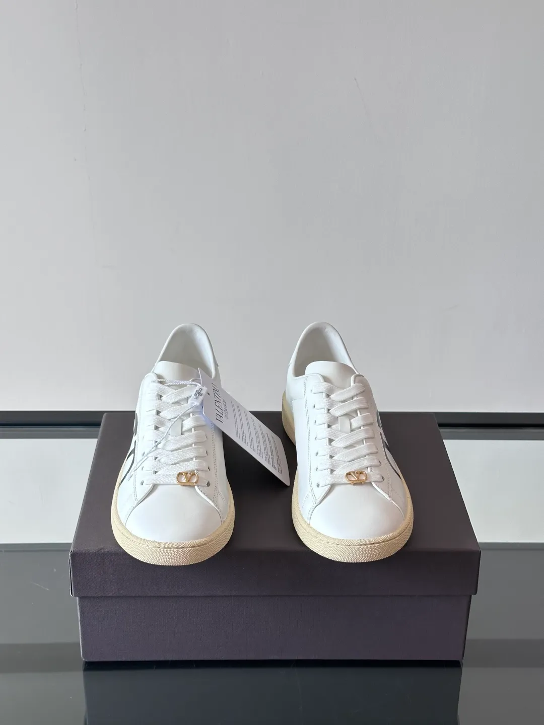 P420¥& VALENTINO Men’s spring and summer white shoes 🤍 VALENTINO GARAVANI ROYCO men’s soft calfskin sneakers, the shoelaces are equipped with removable vintage brass distressed effect VLOGO SIGNATURE accessories, and the back of the shoes is screen printed. Comfortable and good looking on the feet!  size：38-45